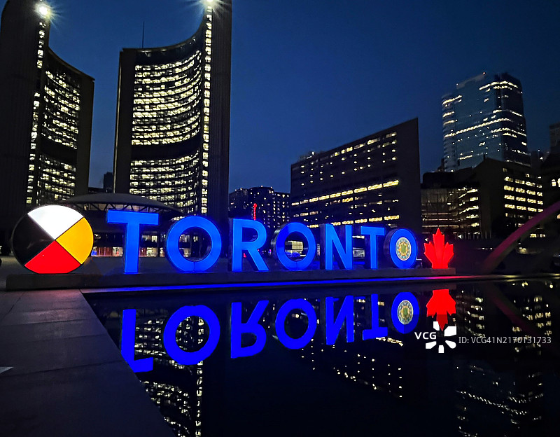 夜幕下的多伦多市政厅广场和城市地标/加拿大安大略省图片素材