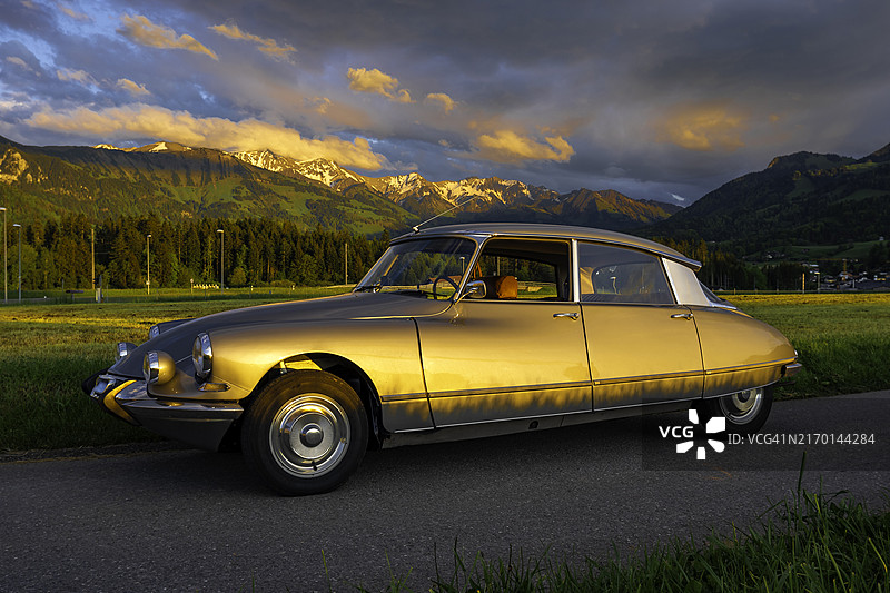 日落时分的雪铁龙DS经典老爷车，背景为瑞士阿尔卑斯山图片素材