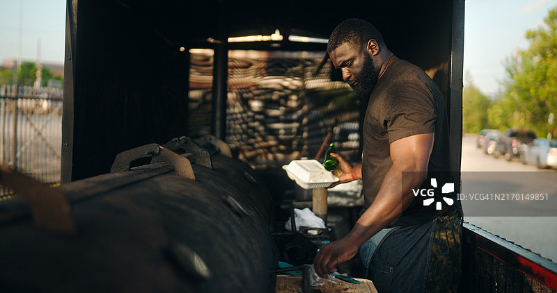 餐车车主拿着外卖容器和瓶子图片素材