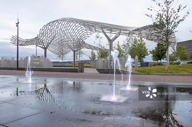 黄昏时分灯光照耀下的邓迪海滨花园喷泉图片素材