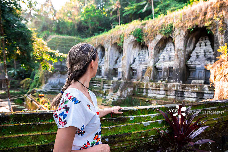 在巴厘岛卡维山寺庙欣赏印尼皇室陵墓的女人图片素材