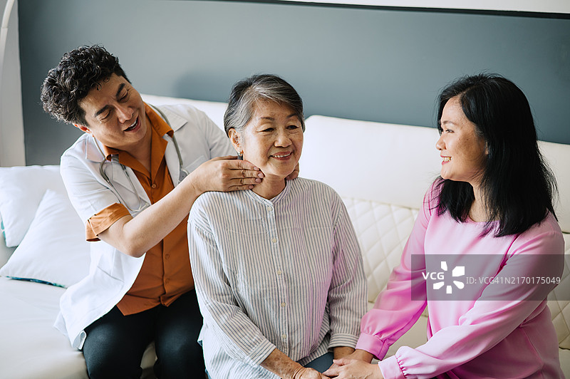 社工探访年长妇女图片素材