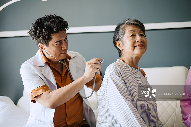 社工探访年长妇女图片素材