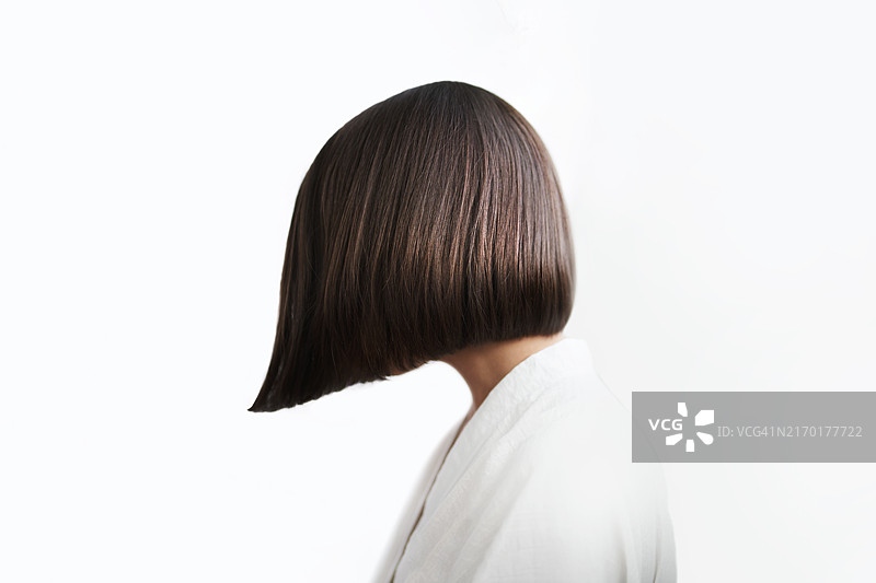白色背景上发型完美的时尚女人图片素材