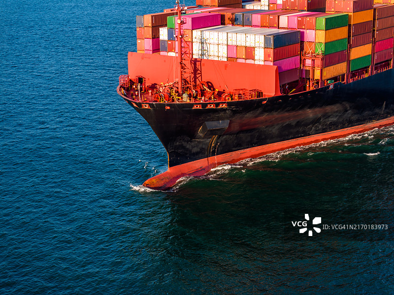 大型货船在海上航行的无人机视角超近特写图片素材