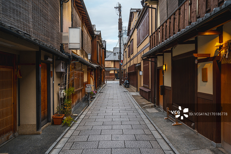 京都日落时分东山老街的狭窄小巷图片素材