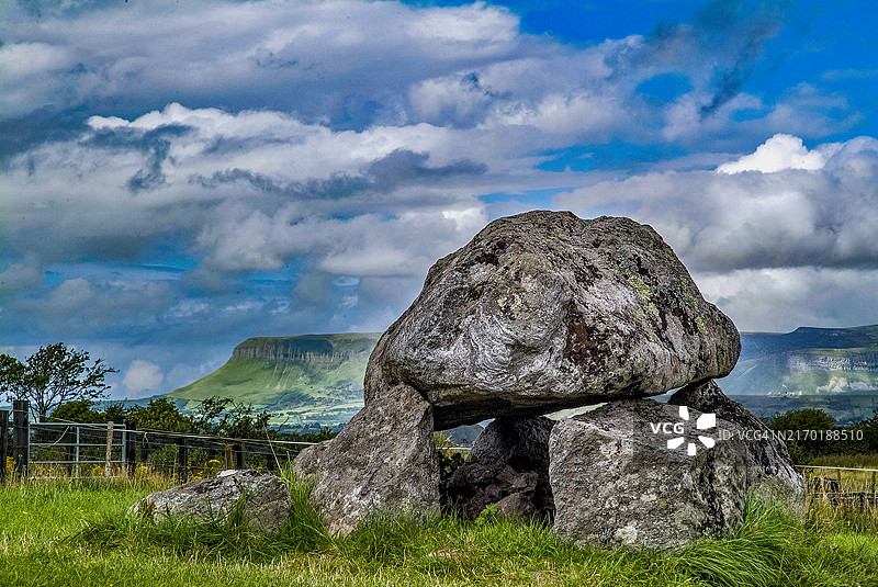 爱尔兰斯莱戈郡的古老卡罗莫尔巨石墓地。图片素材