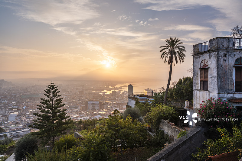 意大利那不勒斯城市风光和维苏威火山图片素材