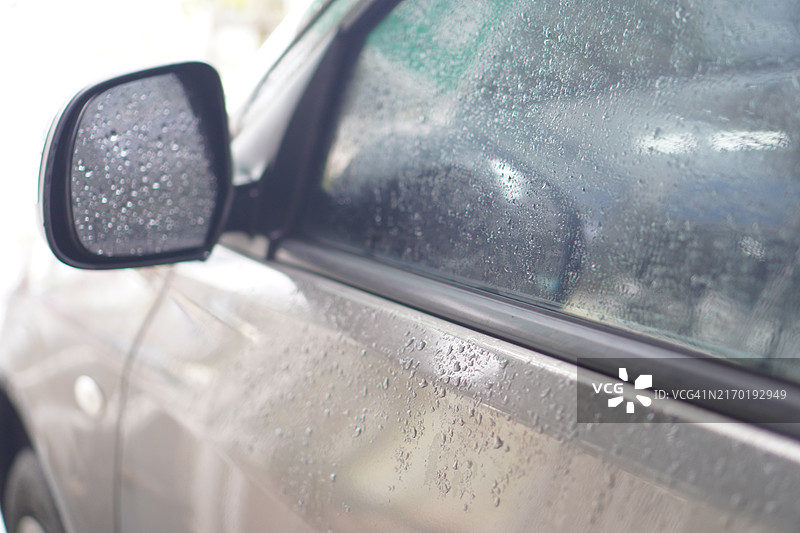 汽车挡风玻璃上的雨滴图片素材