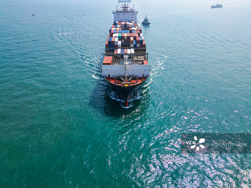 集装箱货轮在公海运输集装箱航拍，用于物流和进出口业务图片素材