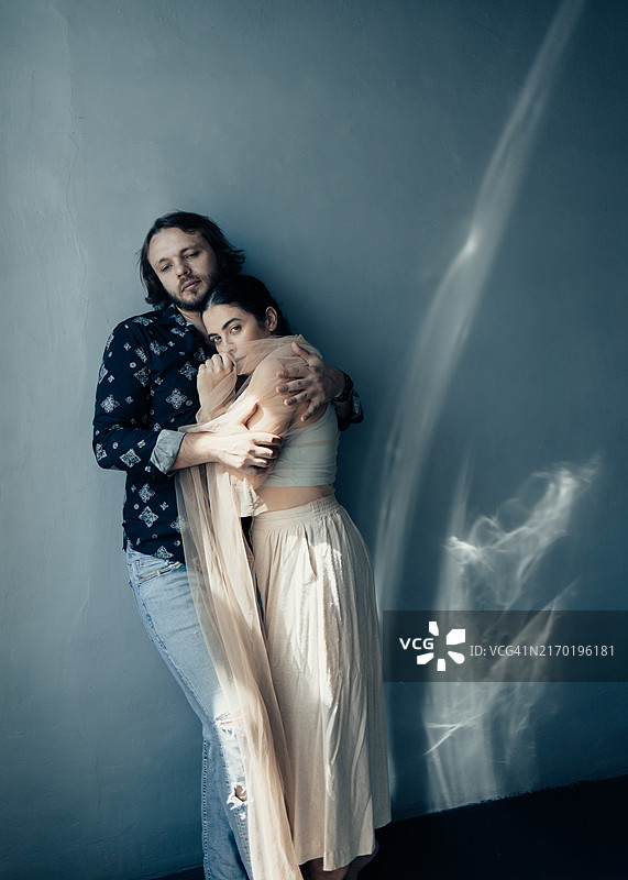 情侣室内合影图片素材