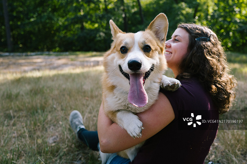年轻女人抱着一只狗图片素材