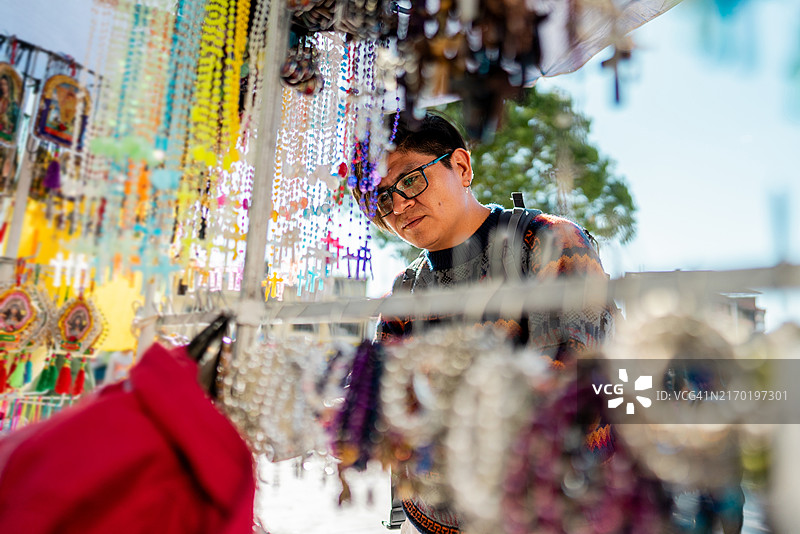 游客在秘鲁街头市场看商品图片素材