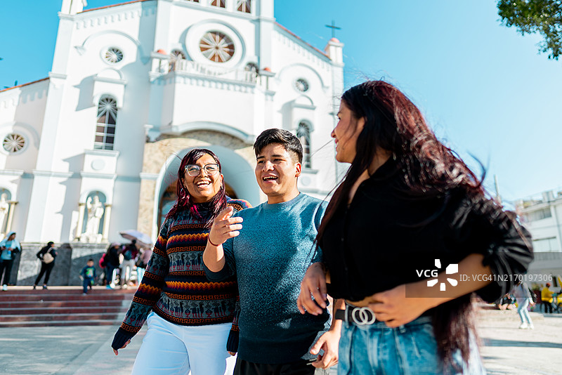 朋友们在秘鲁瓦拉斯交谈和散步图片素材