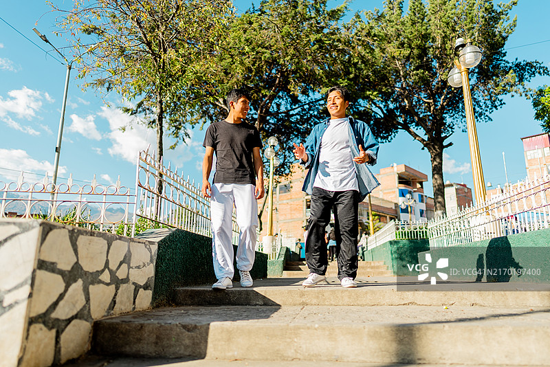 朋友在秘鲁瓦拉斯散步聊天图片素材