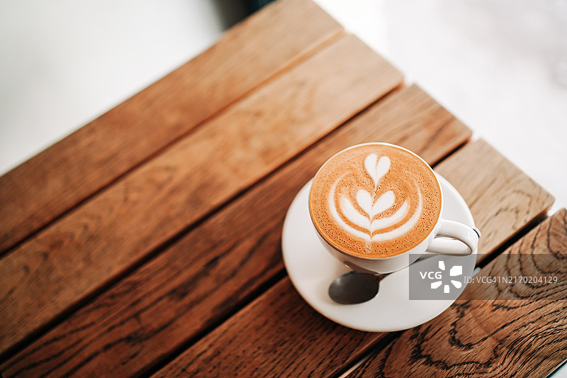 精美木桌上的美味咖啡图片素材