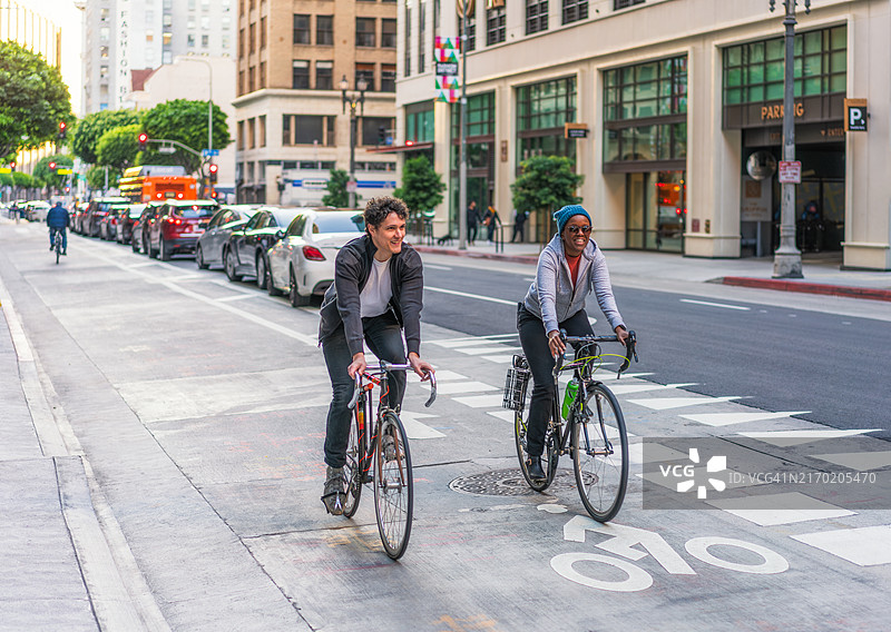 一起享受骑自行车的乐趣图片素材
