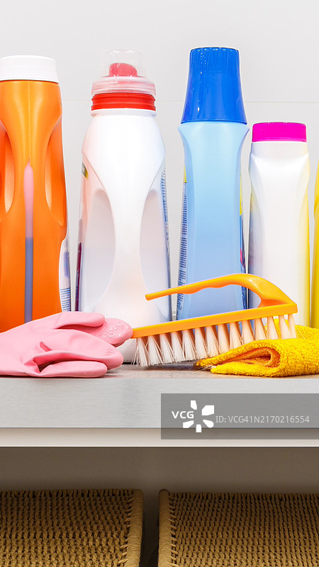 洗衣房桌子上的清洁用品图片素材