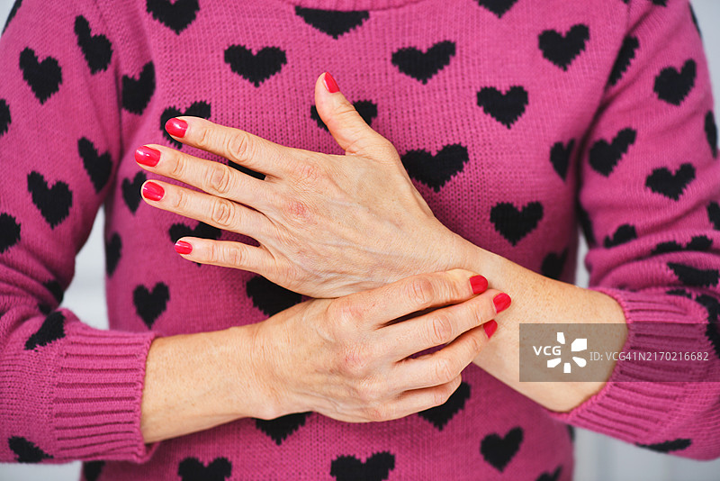 手臂和手腕疼痛的年长女性图片素材