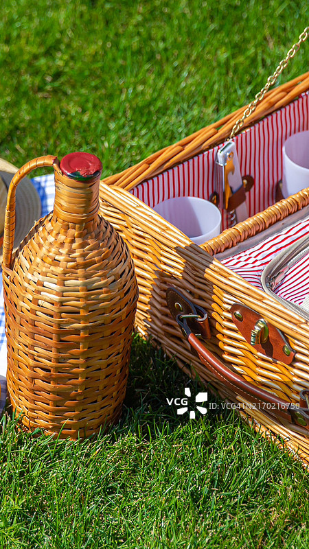 公园阳光明媚草坪上的野餐篮图片素材