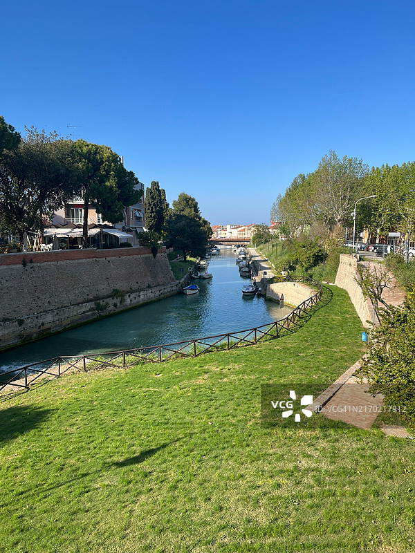意大利法诺清澈蓝天下的河流美景图片素材