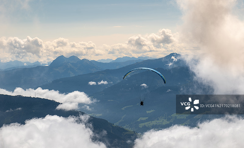 仰视滑翔伞的人图片素材