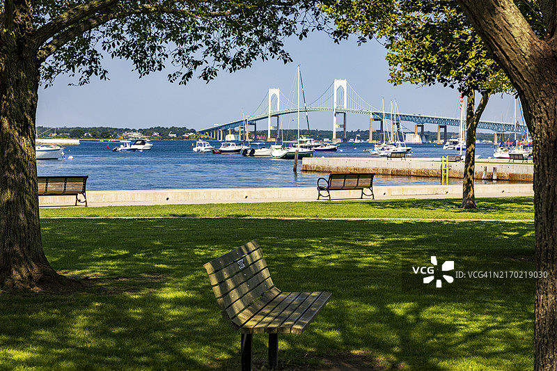 美国罗德岛新港山羊岛灯塔和新港大桥斯托勒公园图片素材