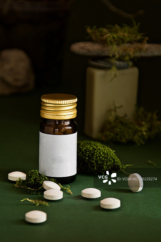 草药片剂：天然消化辅助品图片素材