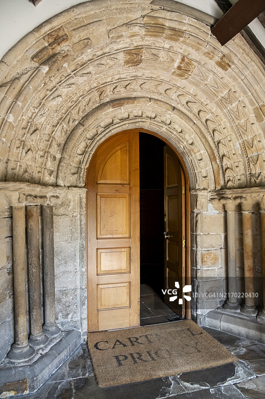 坎布里亚卡特梅尔修道院南门的老石拱门图片素材