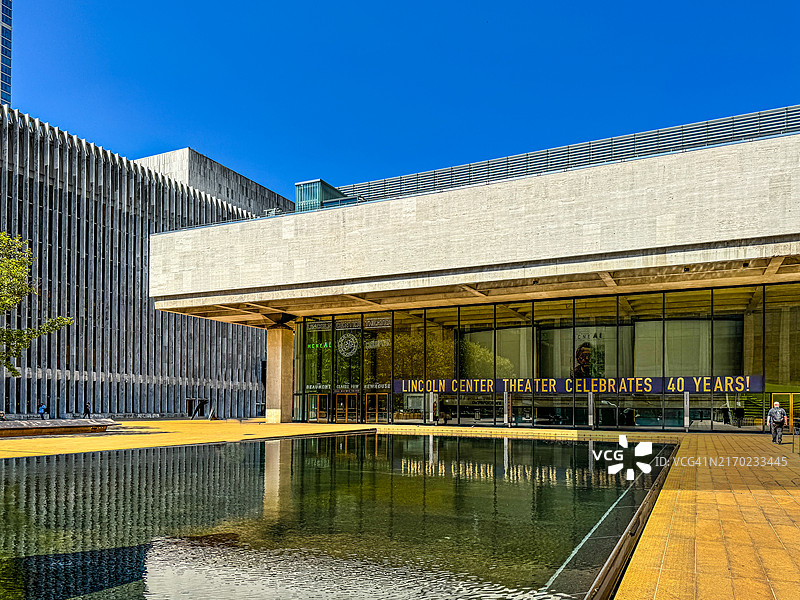 纽约林肯中心舞台附近行走的男子图片素材