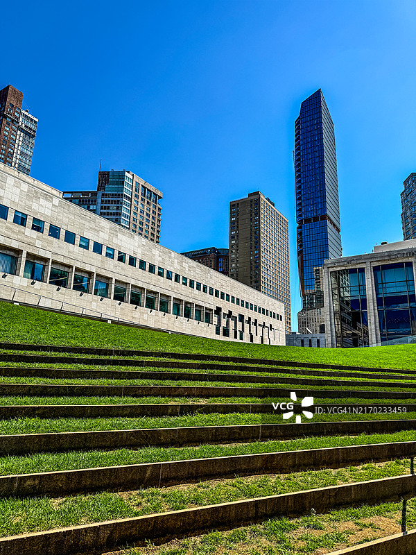 纽约市上西区塔楼下的草坪图片素材