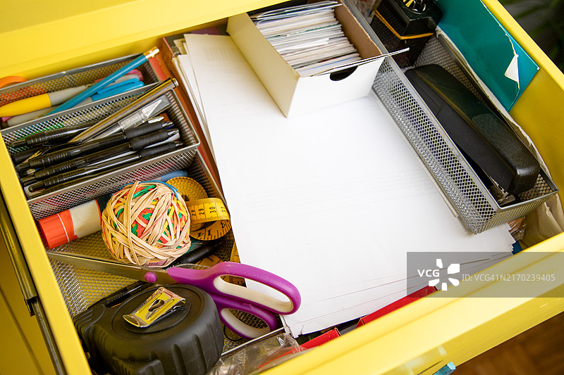 凌乱抽屉内笔纸文具杂物图片素材