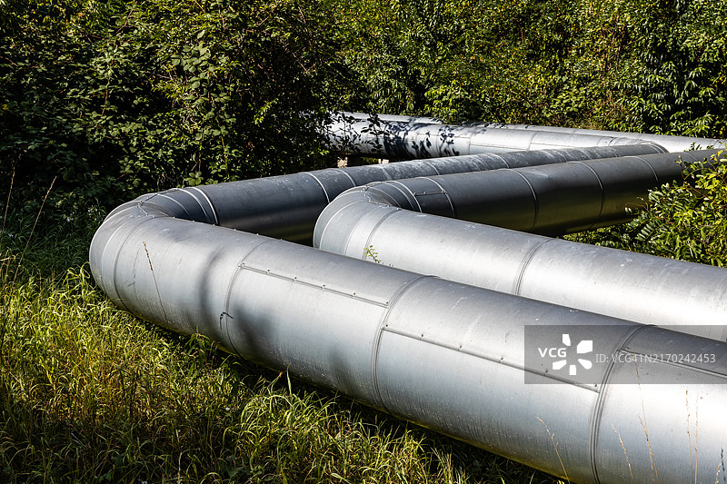 自然环境中带有两个大管道的管道图片素材