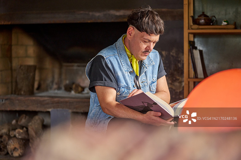 坐在现代餐厅的优雅年轻男子图片素材