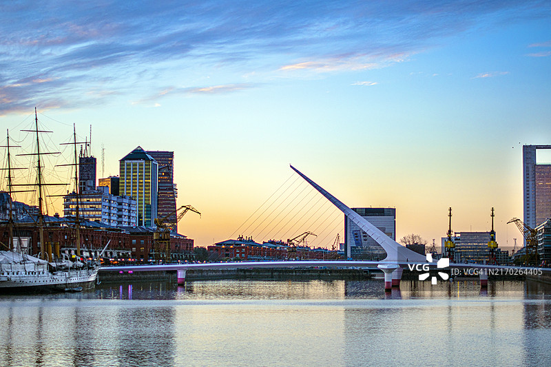 女人桥、水坝和建筑，阿根廷布宜诺斯艾利斯图片素材