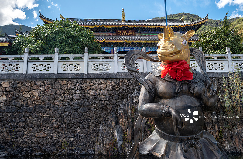 中国丽江玉水寨的动物头像青铜雕像图片素材