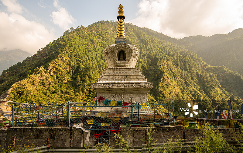 位于尼泊尔朗塘国家公园内夏布鲁贝西村的藏传佛教佛塔图片素材