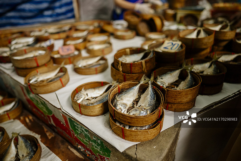 泰国市场上出售的各种新鲜亚洲香料和食材图片素材