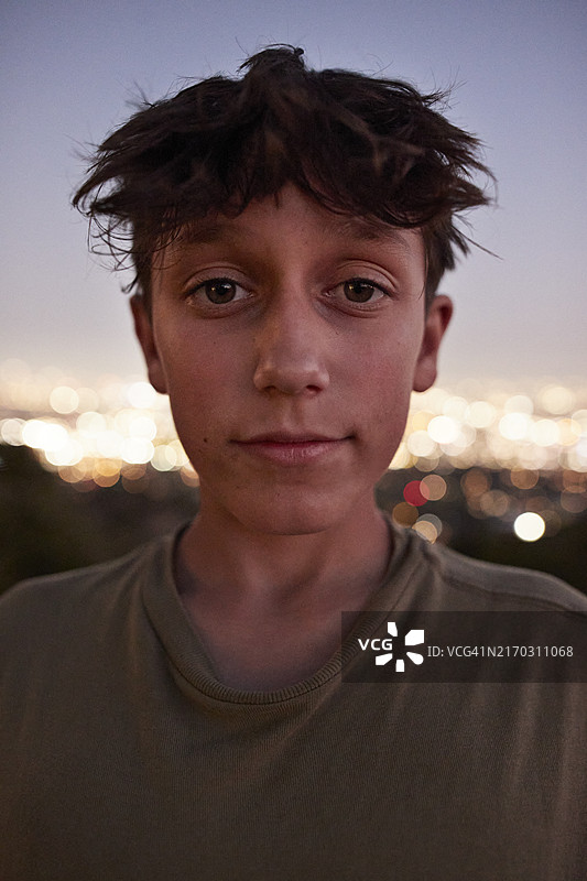 面无表情的青少年男孩图片素材