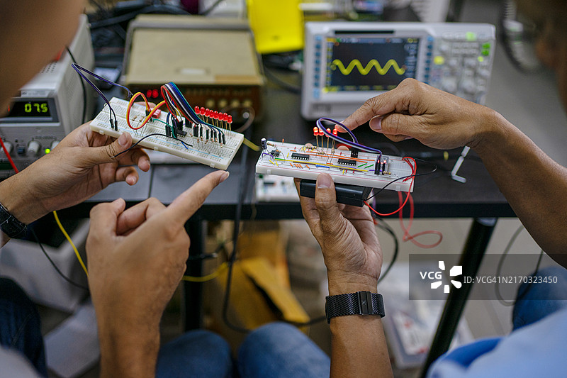 工程师在车间使用电子元件图片素材