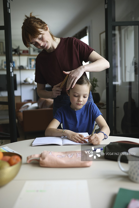 母亲和她8岁的女儿在家图片素材