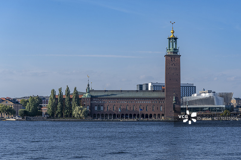 从骑士湾望向国王岛的斯德哥尔摩市政厅图片素材