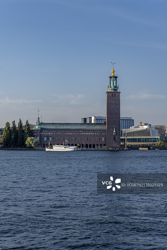 从骑士湾望向国王岛的斯德哥尔摩市政厅图片素材