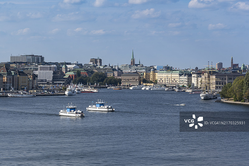 斯德哥尔摩城市景观与渡轮及查普曼帆船图片素材