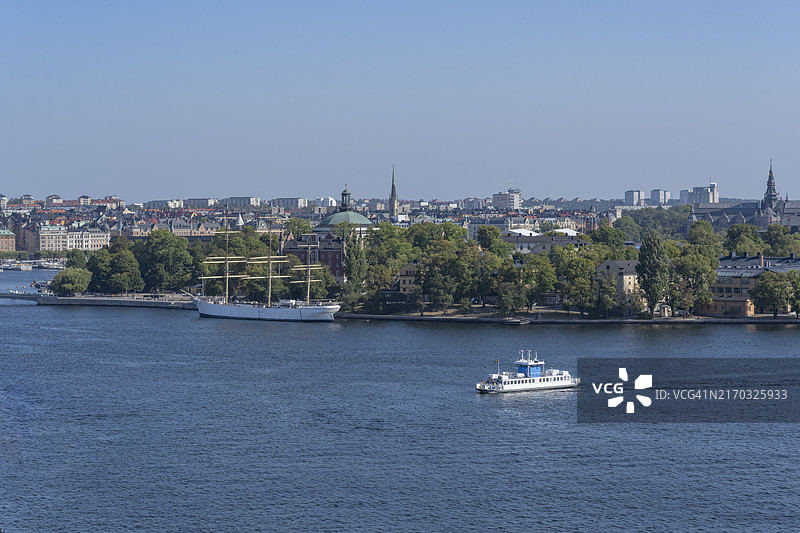 斯德哥尔摩城市景观：谢普斯霍尔姆岛与渡轮，以及查普曼号图片素材