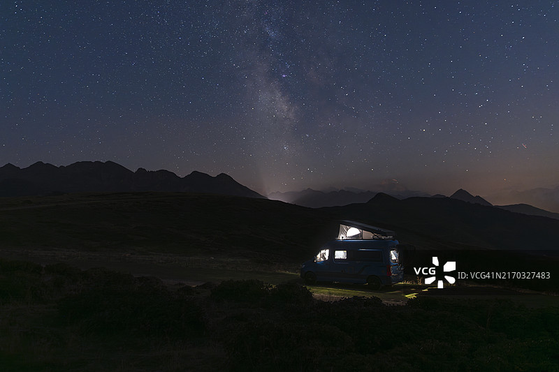 在星空下山区野营的美丽场所图片素材