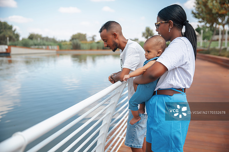 和宝宝一起欣赏湖景的父母图片素材