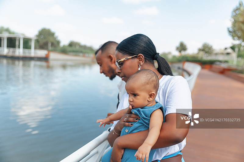父母和宝宝欣赏湖景图片素材