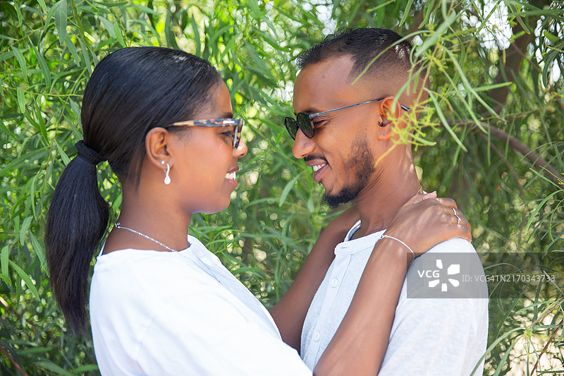 微笑情侣在自然中合影图片素材