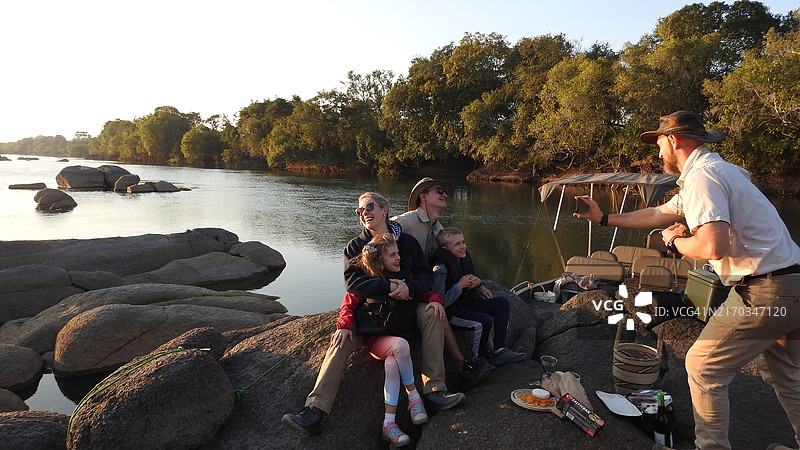 河边的家庭乐趣与冒险图片素材